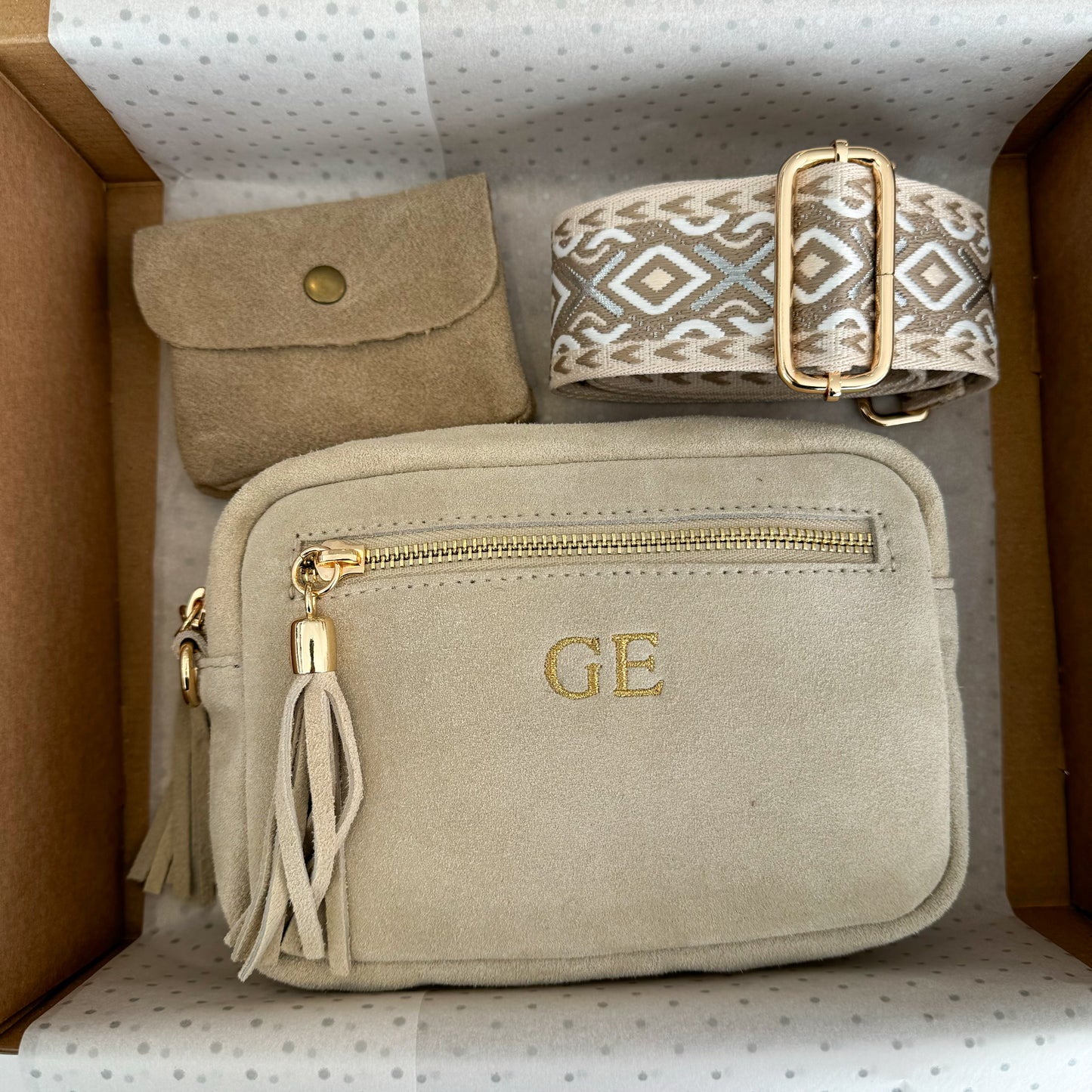 Pack regalo bandolera rectangular pompón ante beige personalizada