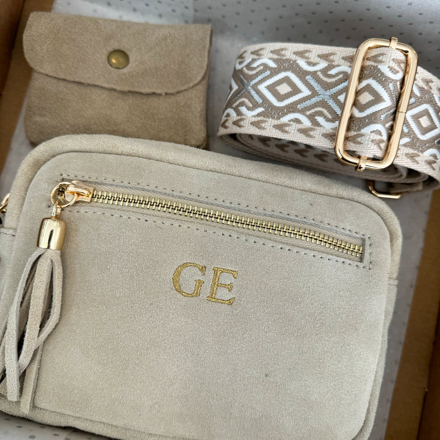 Pack regalo bandolera rectangular pompón ante beige personalizada