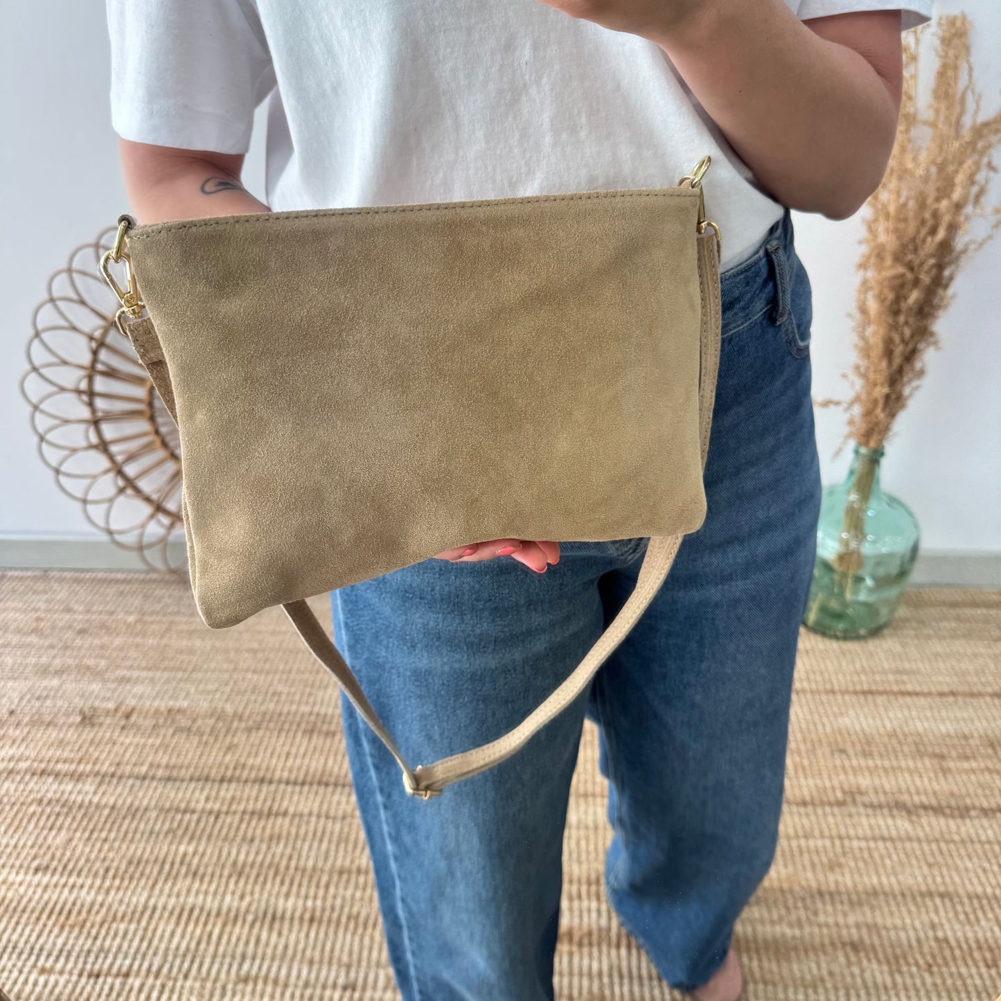 Bandolera tachuelas doradas serraje iniciales bordadas beige
