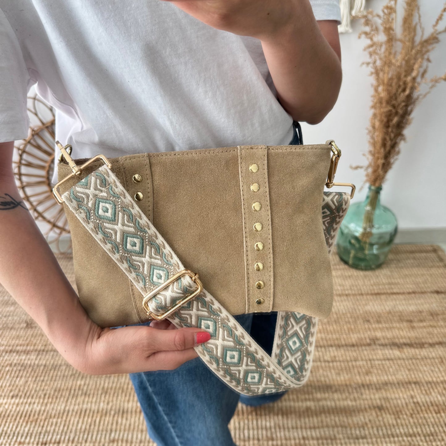 Bandolera tachuelas doradas serraje iniciales bordadas beige