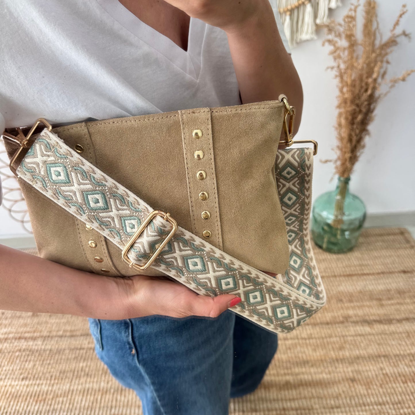 Bandolera tachuelas doradas serraje iniciales bordadas beige