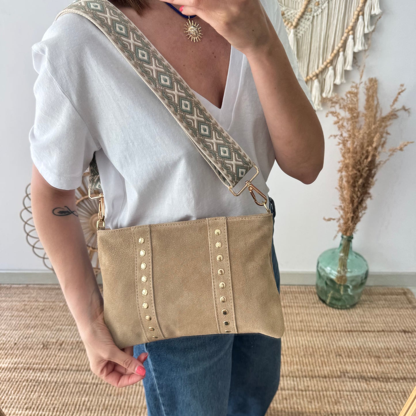 Bandolera tachuelas doradas serraje iniciales bordadas beige