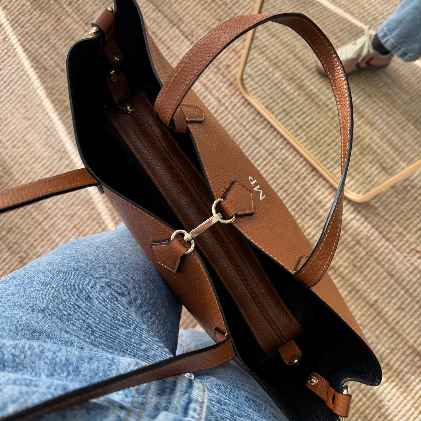 Bolso shopper piel camel cierre iniciales bordadas