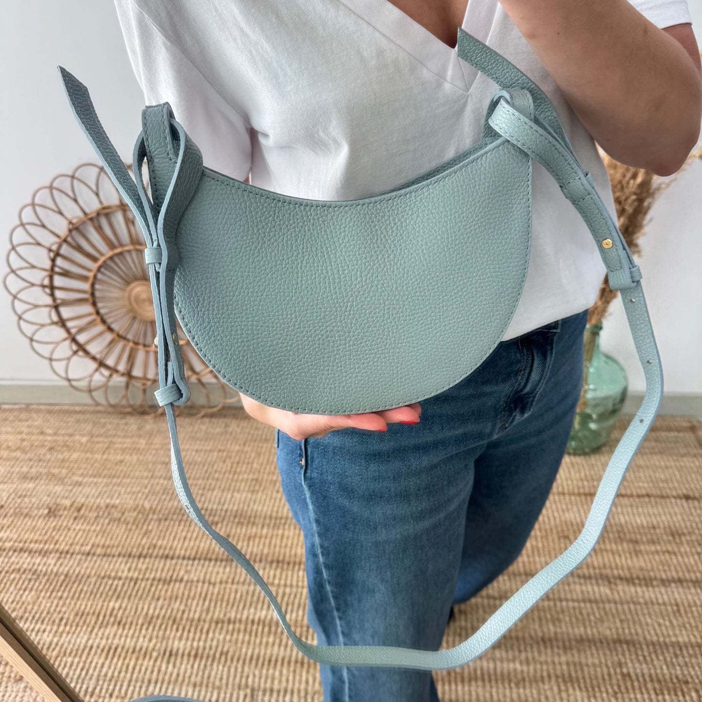 Bandolera media luna piel celeste