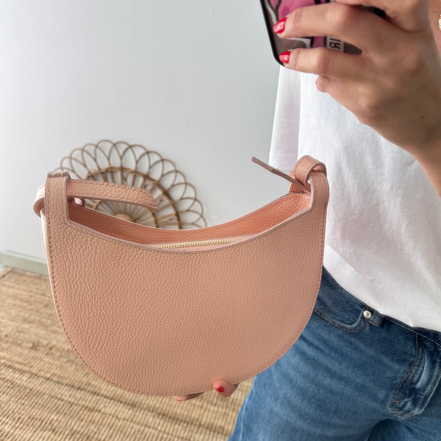 Bandolera media luna piel rosa