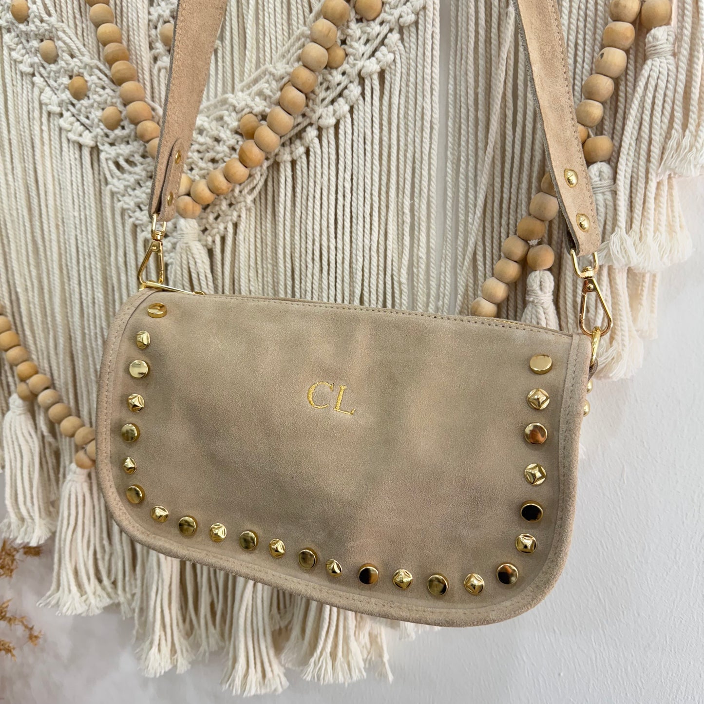 Bolso serraje tachuelas doradas beige iniciales bordadas
