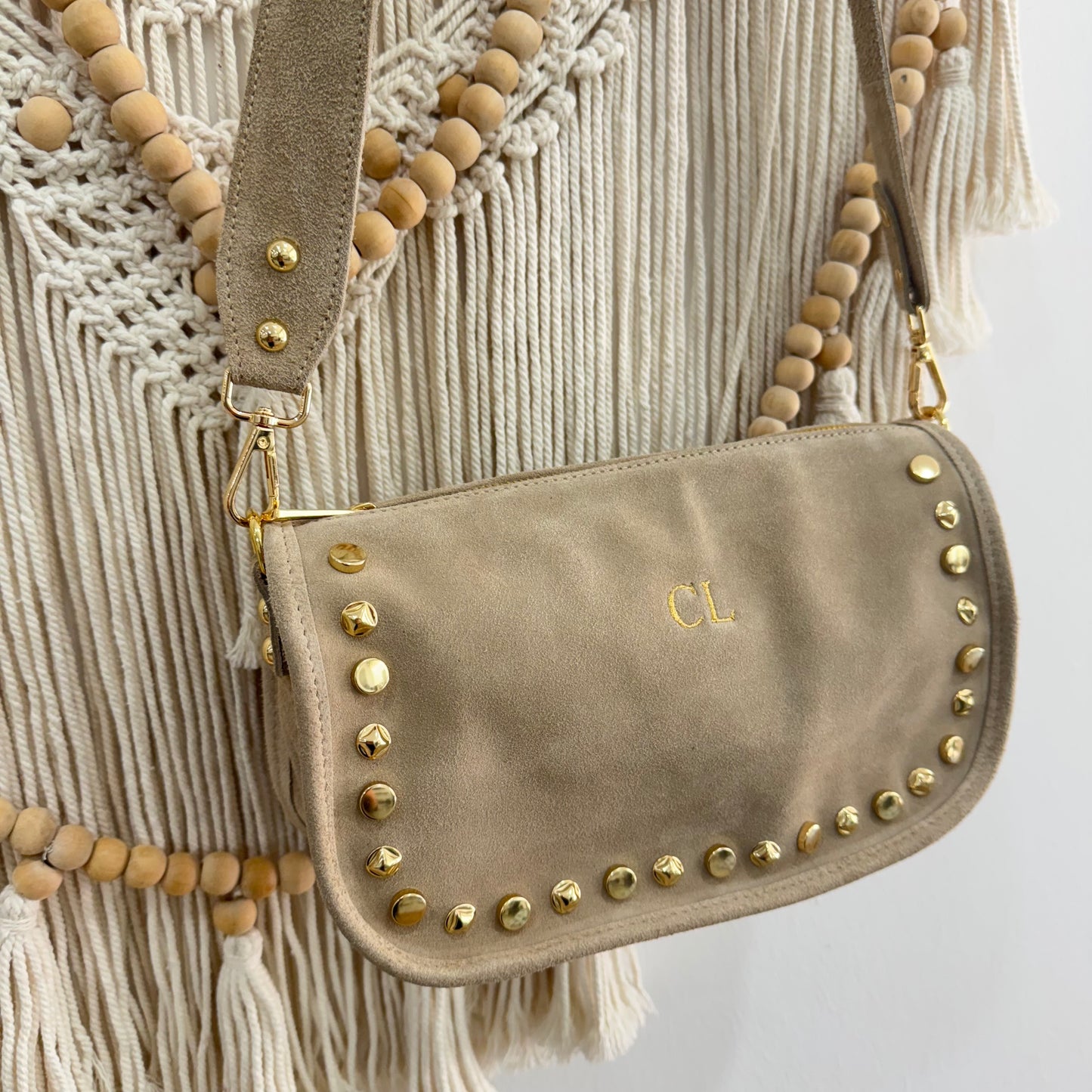 Bolso serraje tachuelas doradas beige iniciales bordadas