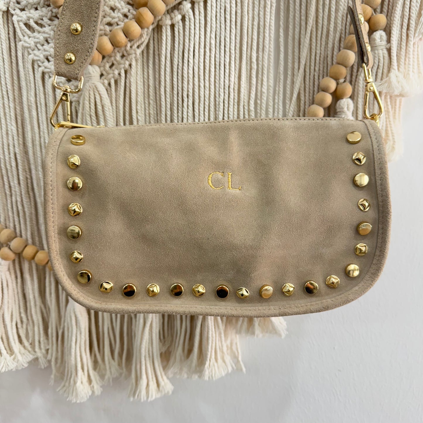 Bolso serraje tachuelas doradas beige iniciales bordadas