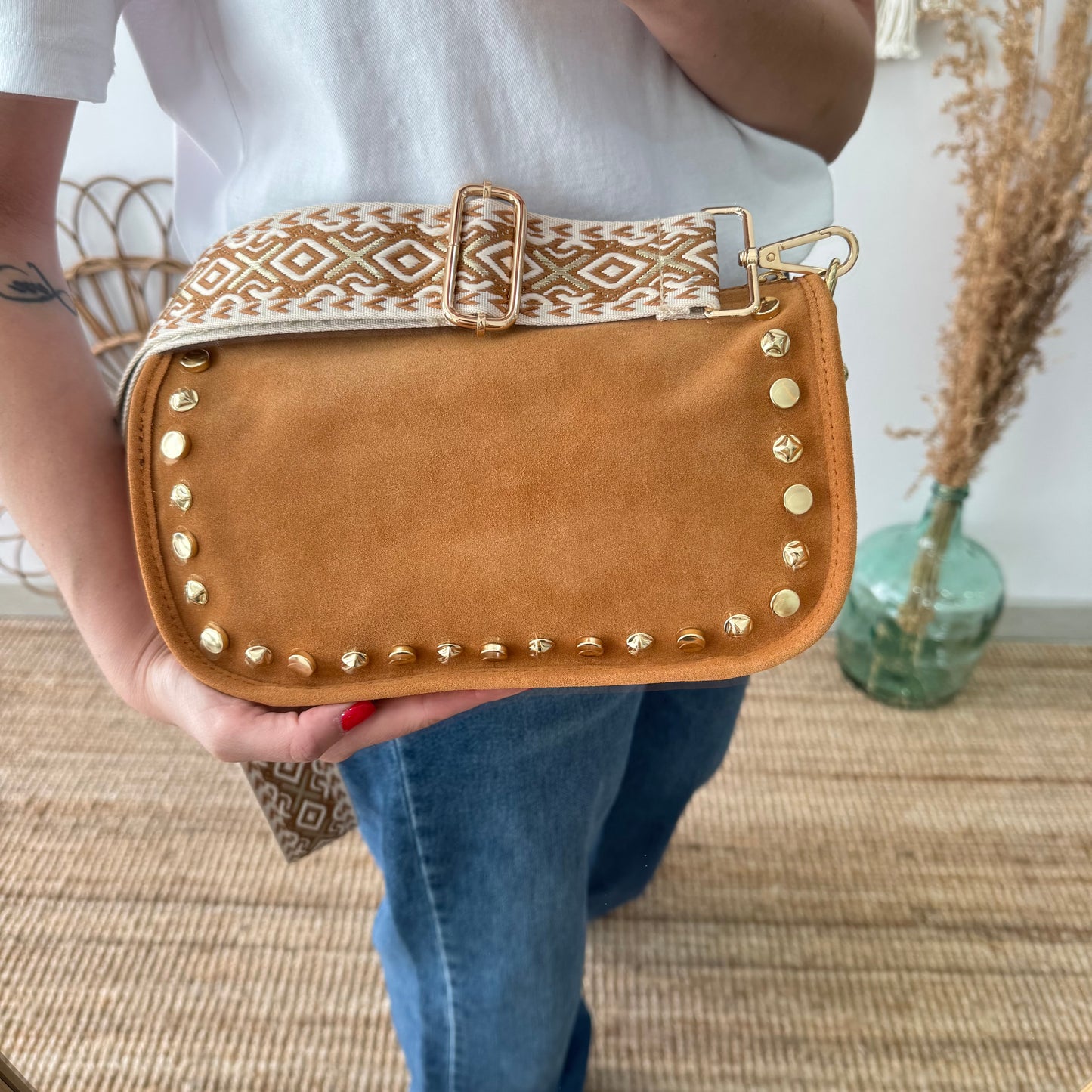 Bolso serraje tachuelas doradas camel iniciales bordadas