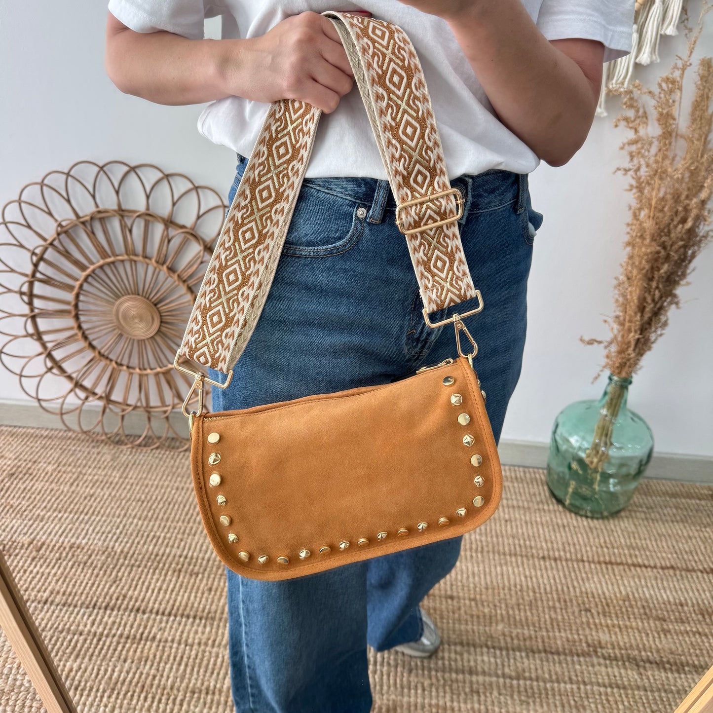 Bolso serraje tachuelas doradas camel iniciales bordadas
