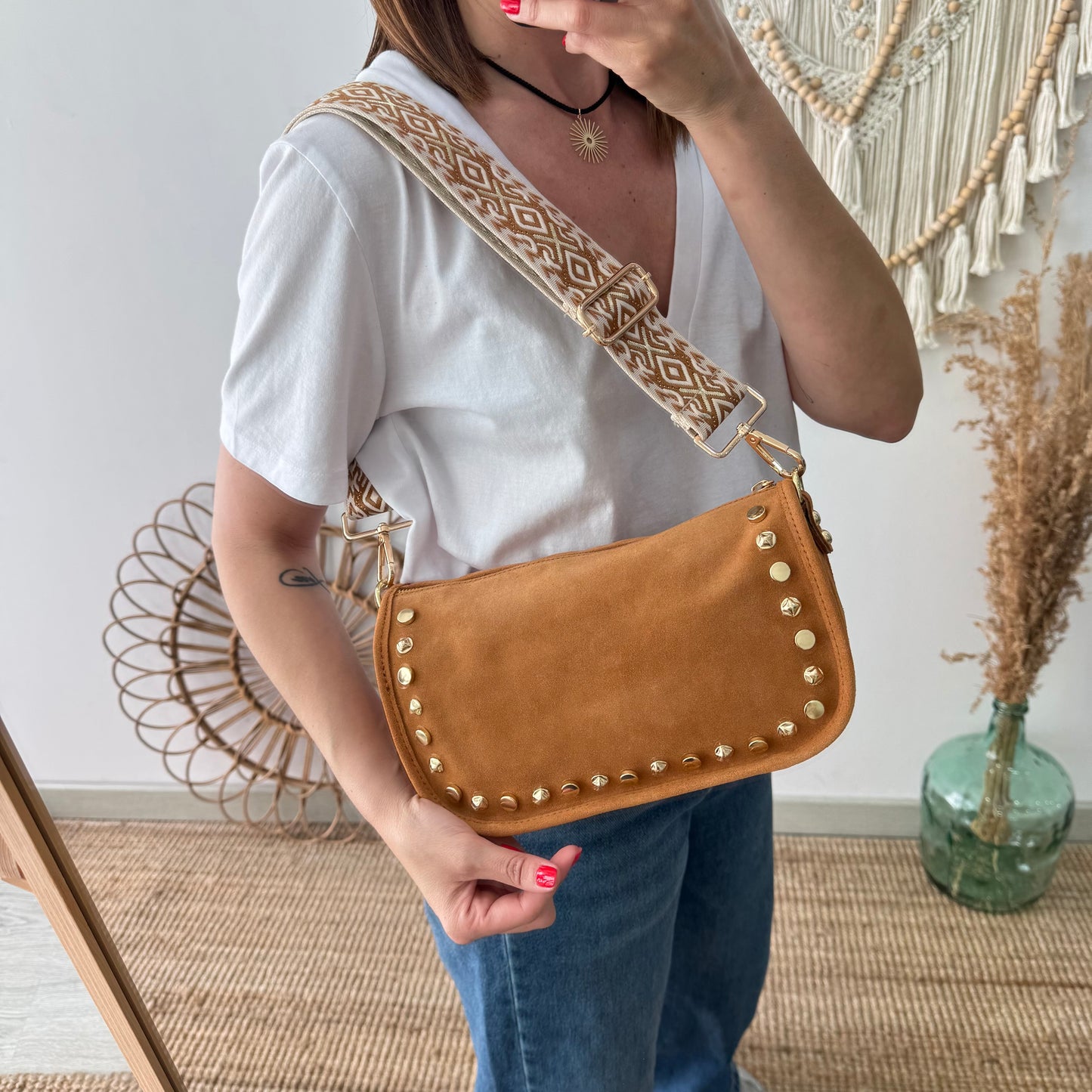 Bolso serraje tachuelas doradas camel iniciales bordadas