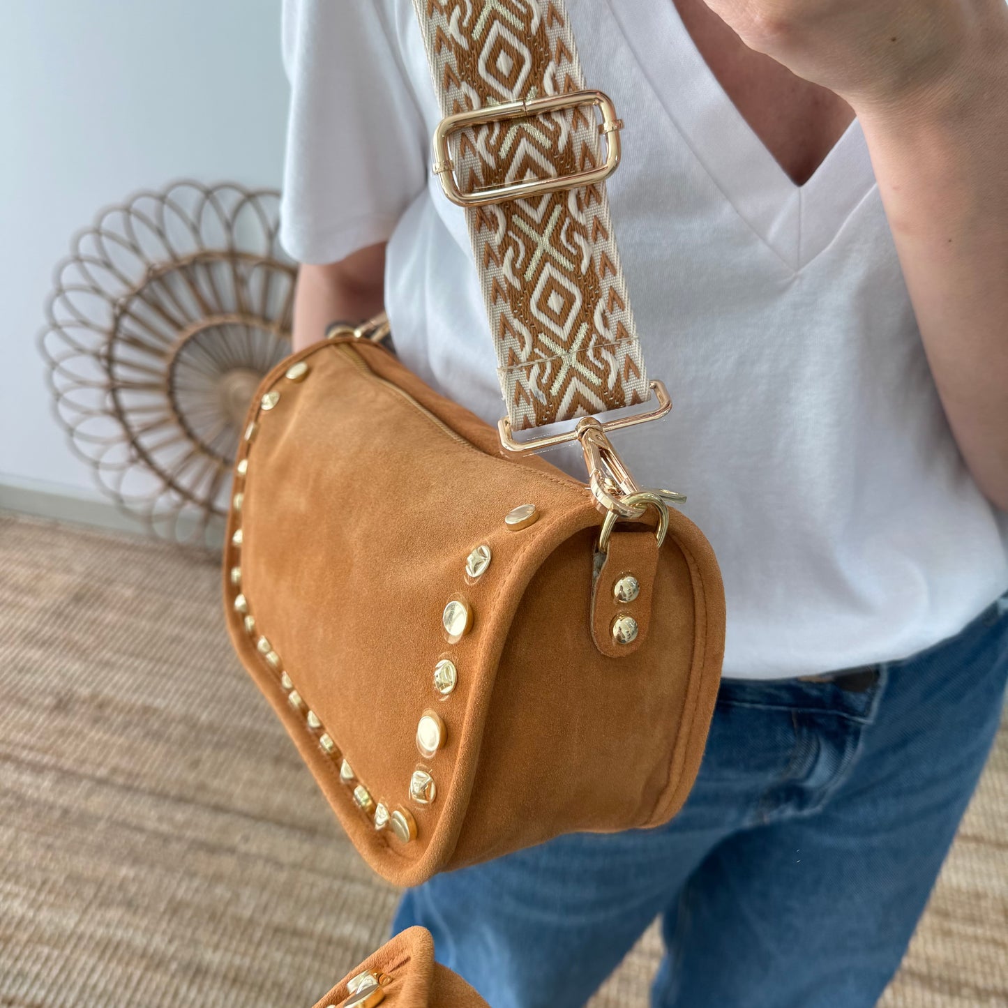 Bolso serraje tachuelas doradas camel iniciales bordadas
