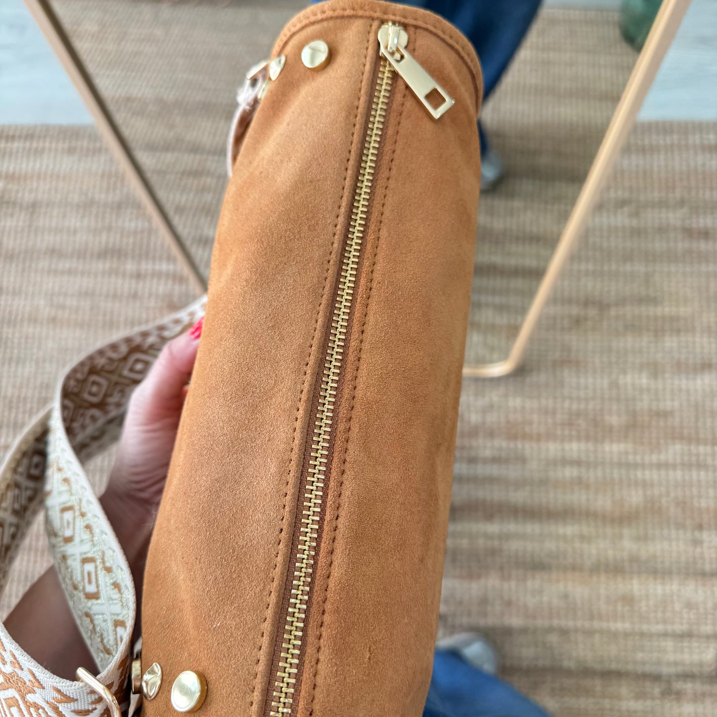 Bolso serraje tachuelas doradas camel iniciales bordadas