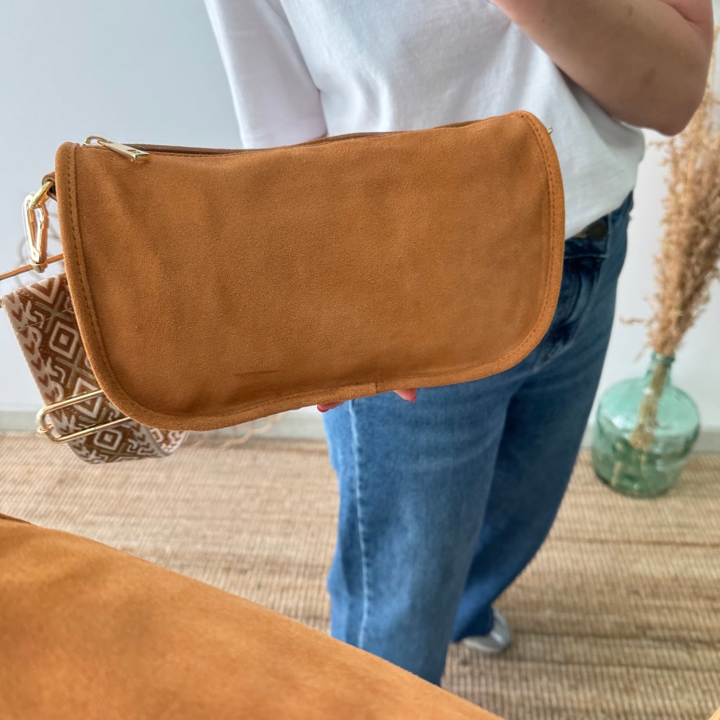 Bolso serraje tachuelas doradas camel iniciales bordadas