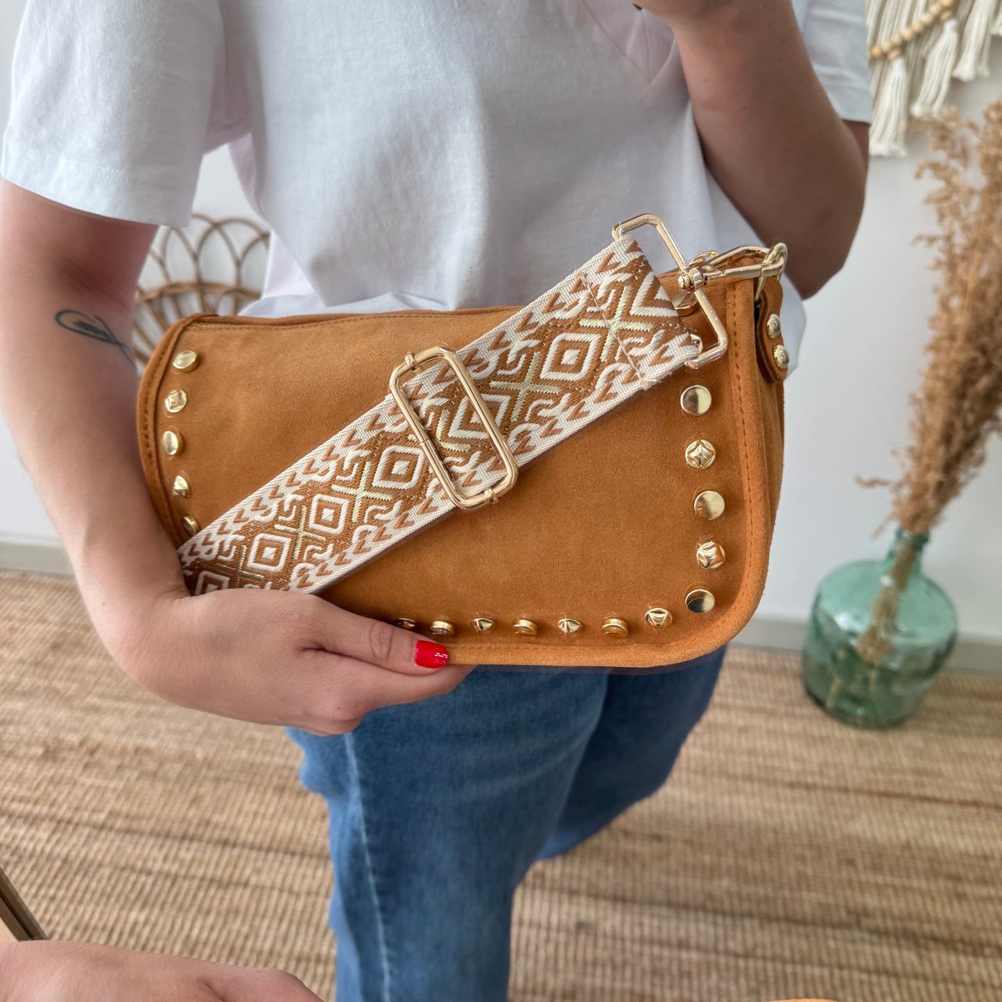 Bolso serraje tachuelas doradas camel iniciales bordadas