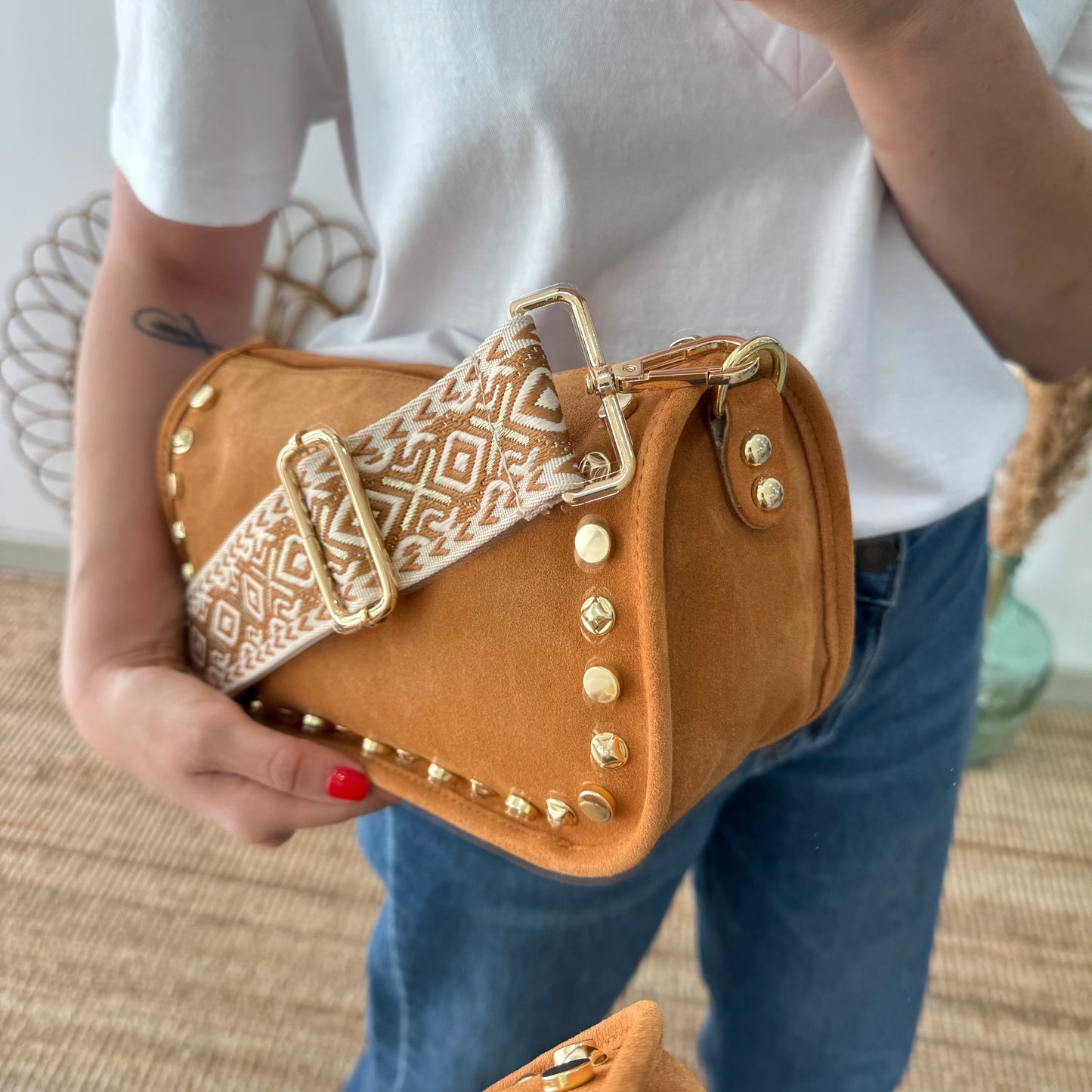 Bolso serraje tachuelas doradas camel iniciales bordadas