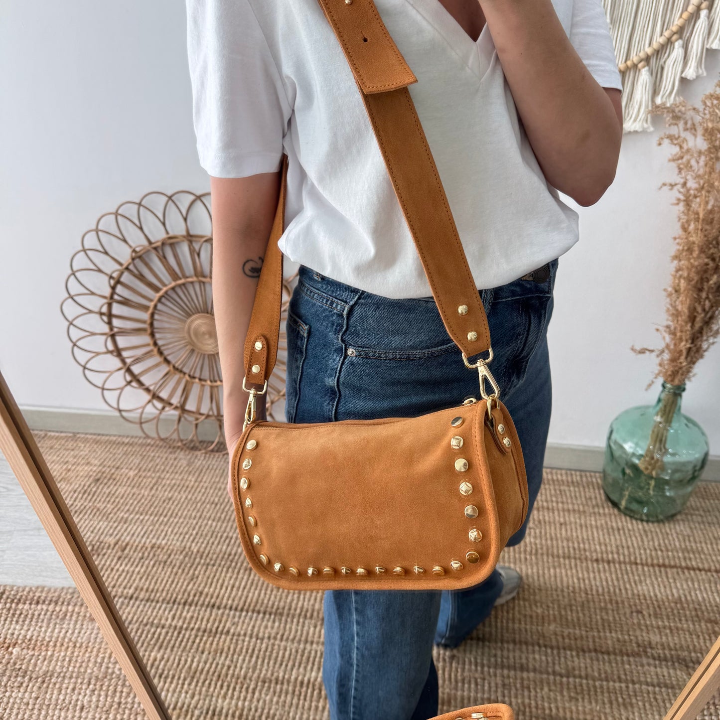 Bolso serraje tachuelas doradas camel iniciales bordadas