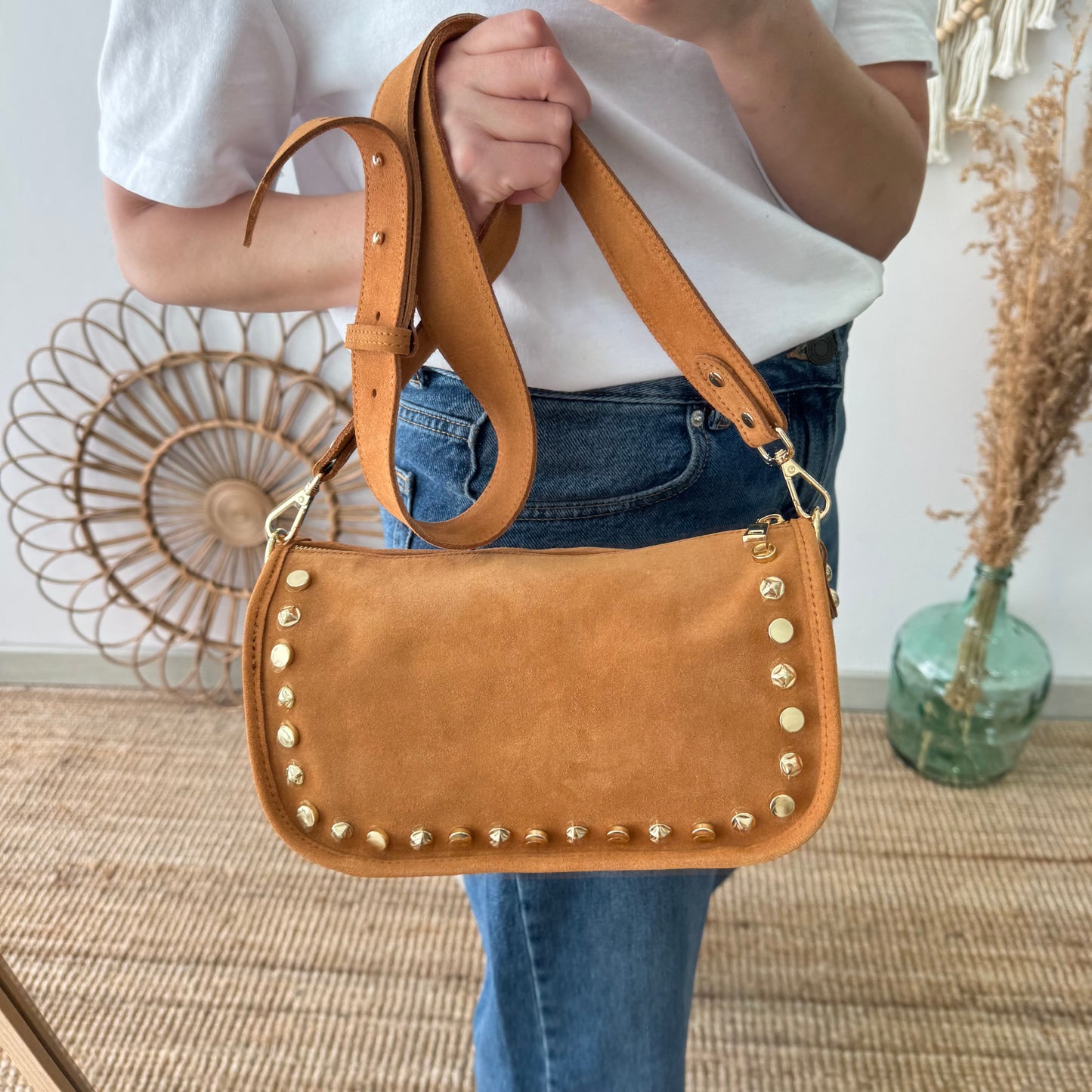 Bolso serraje tachuelas doradas camel iniciales bordadas
