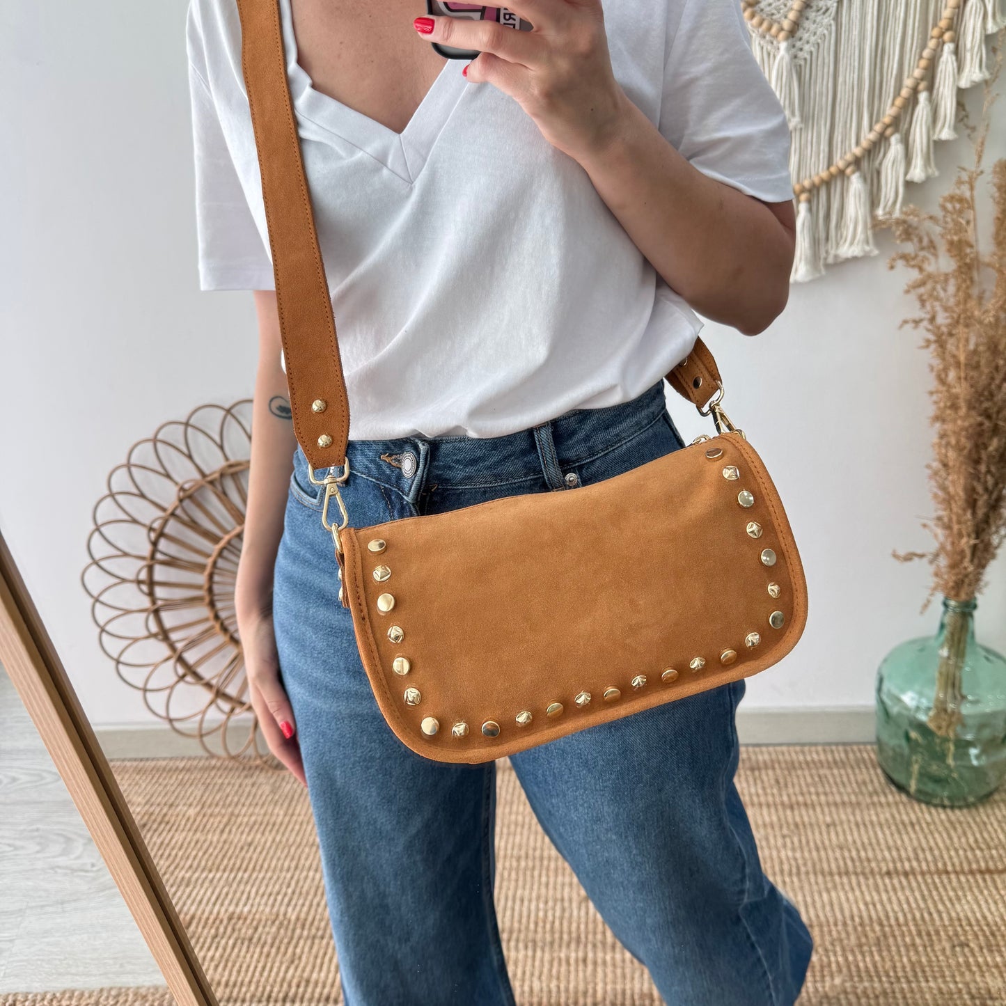 Bolso serraje tachuelas doradas camel iniciales bordadas