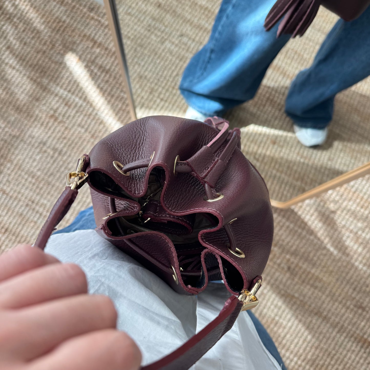 Bolso bucket piel granate pompón iniciales bordadas