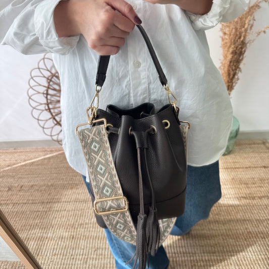 Bolso bucket piel marrón pompón iniciales bordadas