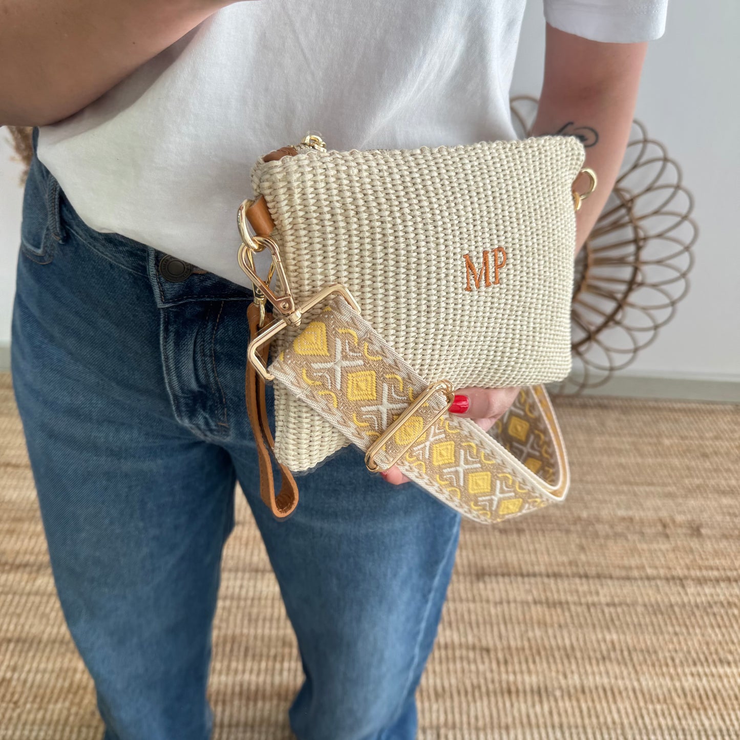 Bandolera rafia y piel beige iniciales bordadas