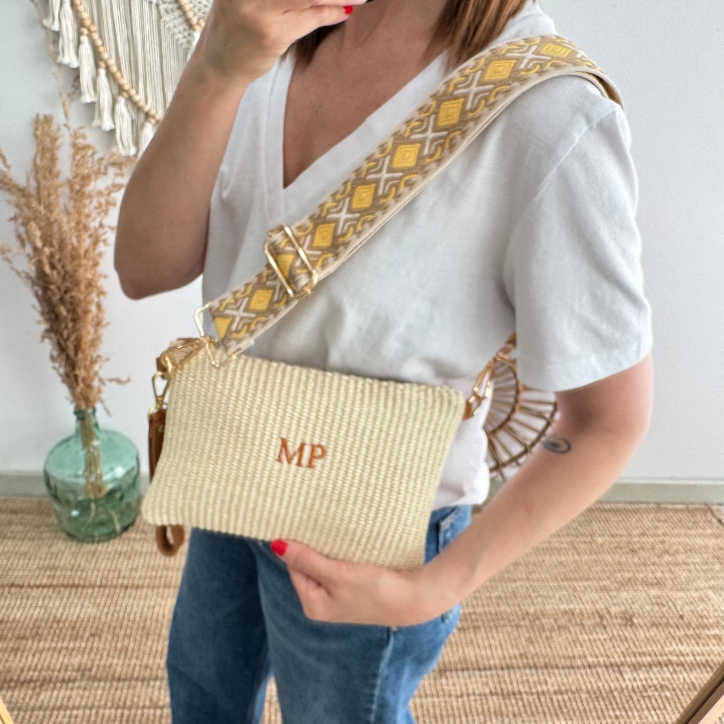 Bandolera rafia y piel beige iniciales bordadas