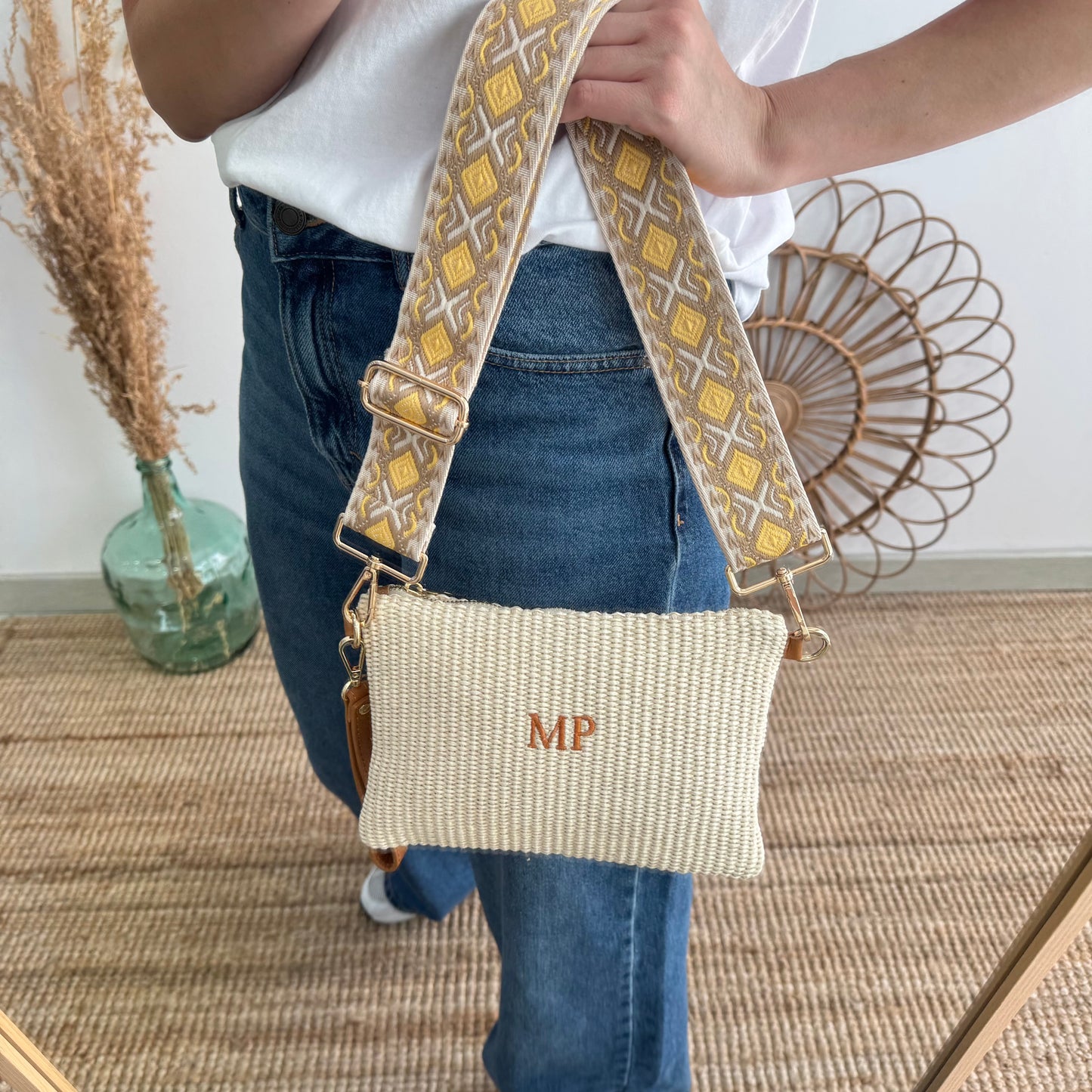 Bandolera rafia y piel beige iniciales bordadas