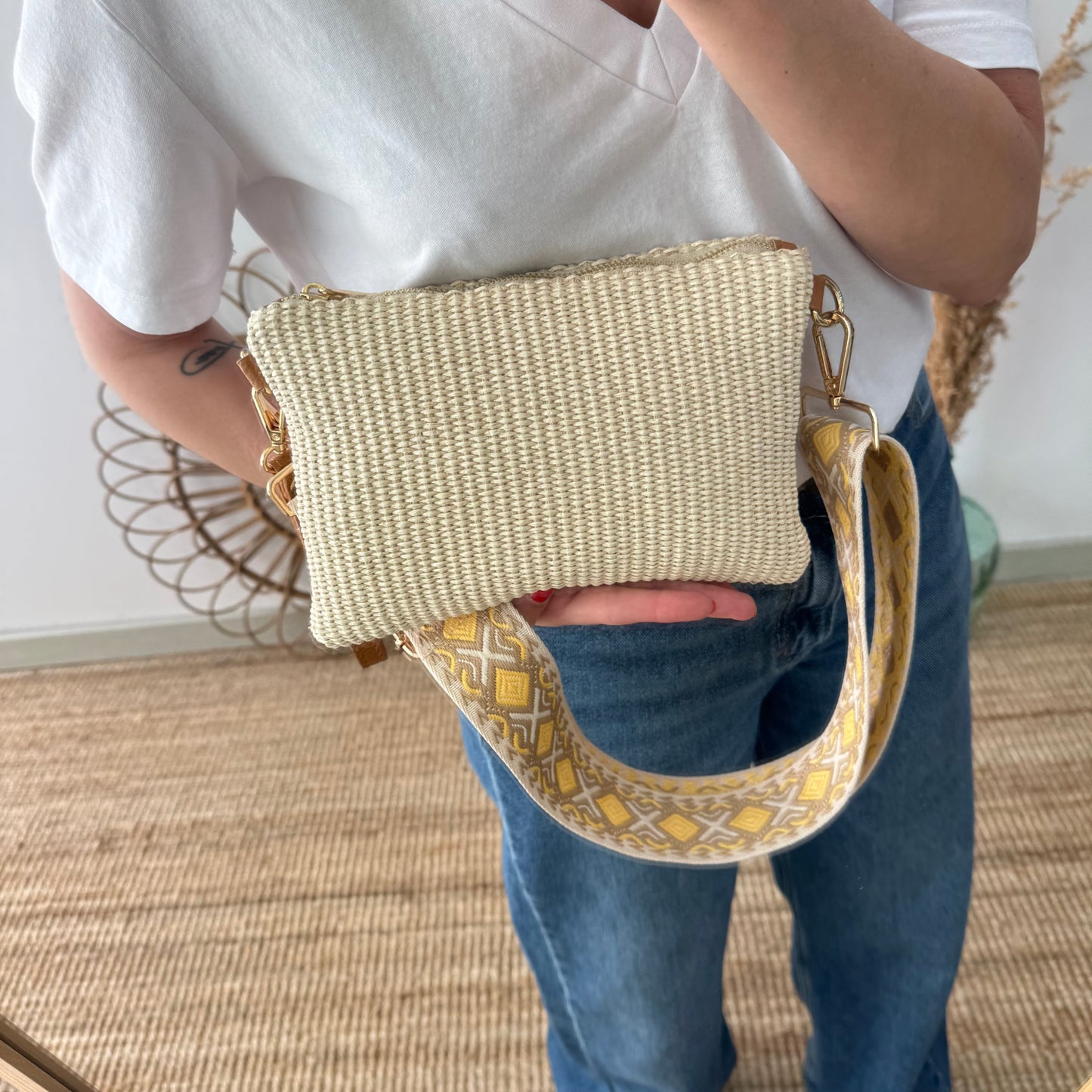 Bandolera rafia y piel beige iniciales bordadas