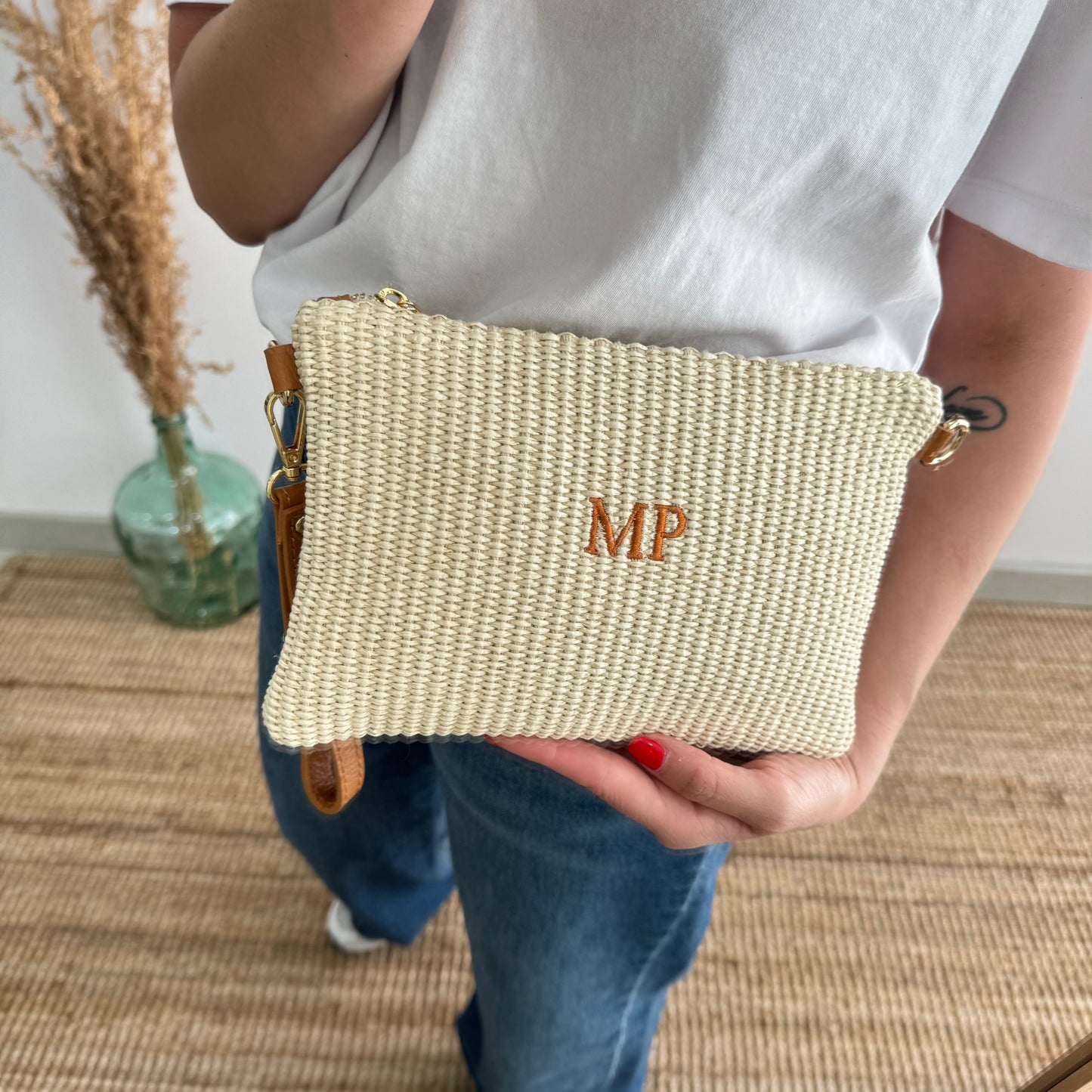 Bandolera rafia y piel beige iniciales bordadas