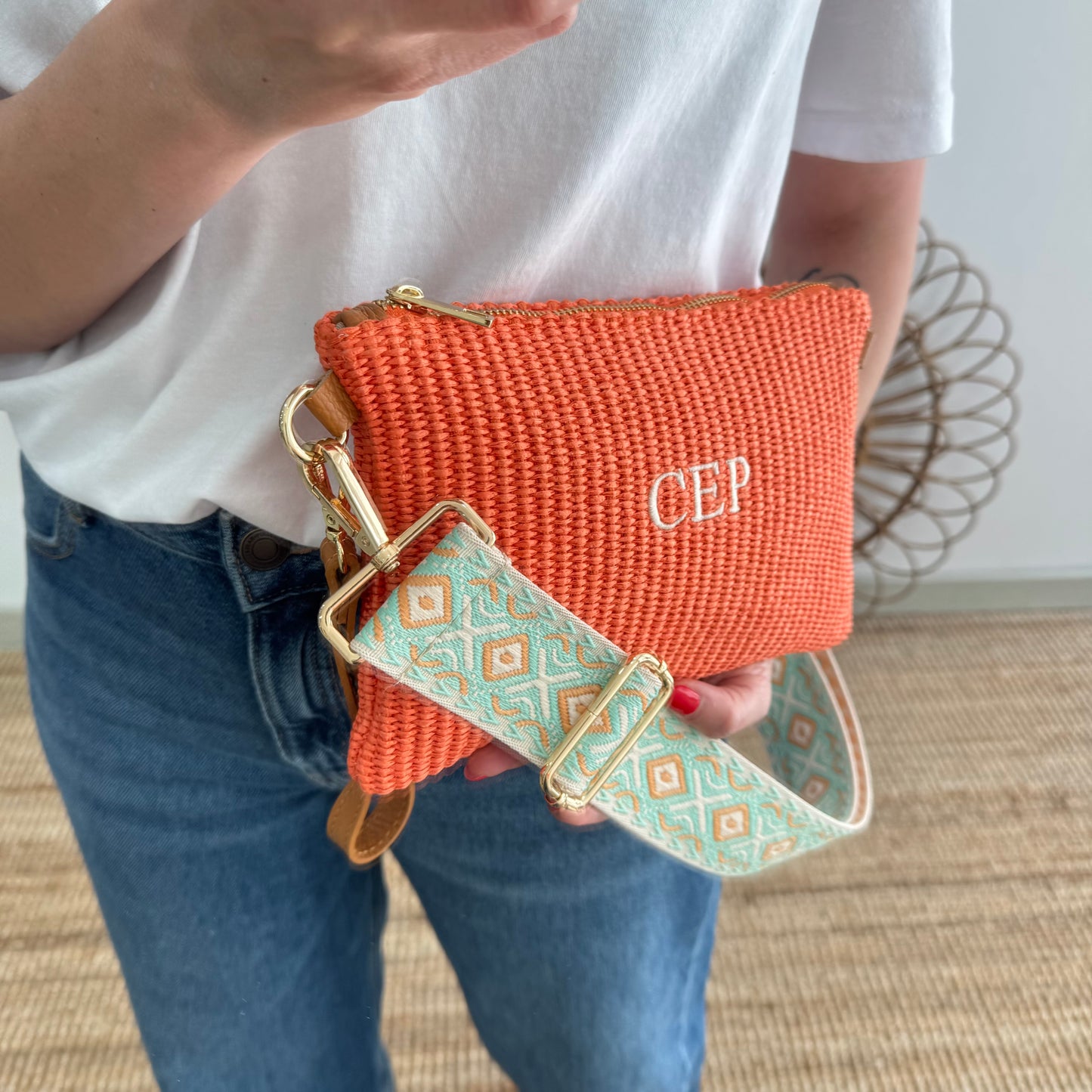 Bandolera rafia y piel naranja iniciales bordadas