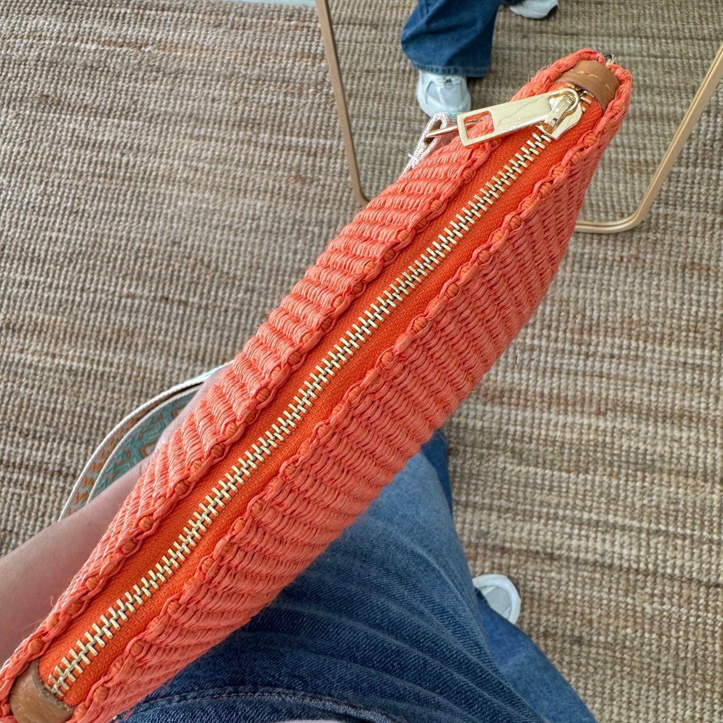 Bandolera rafia y piel naranja iniciales bordadas