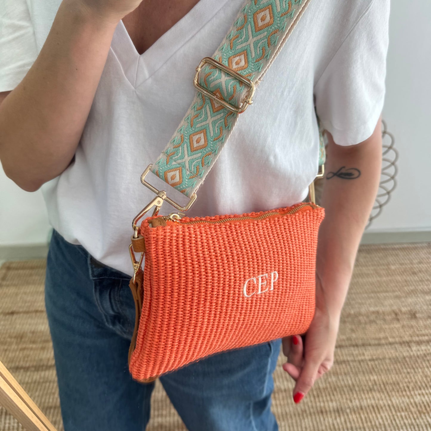 Bandolera rafia y piel naranja iniciales bordadas