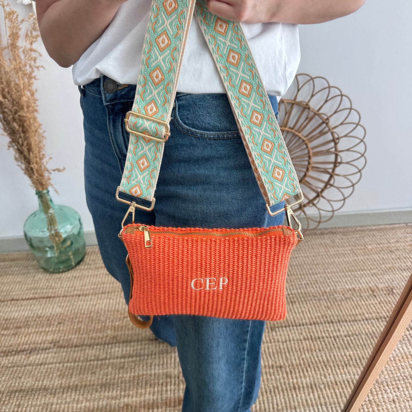 Bandolera rafia y piel naranja iniciales bordadas