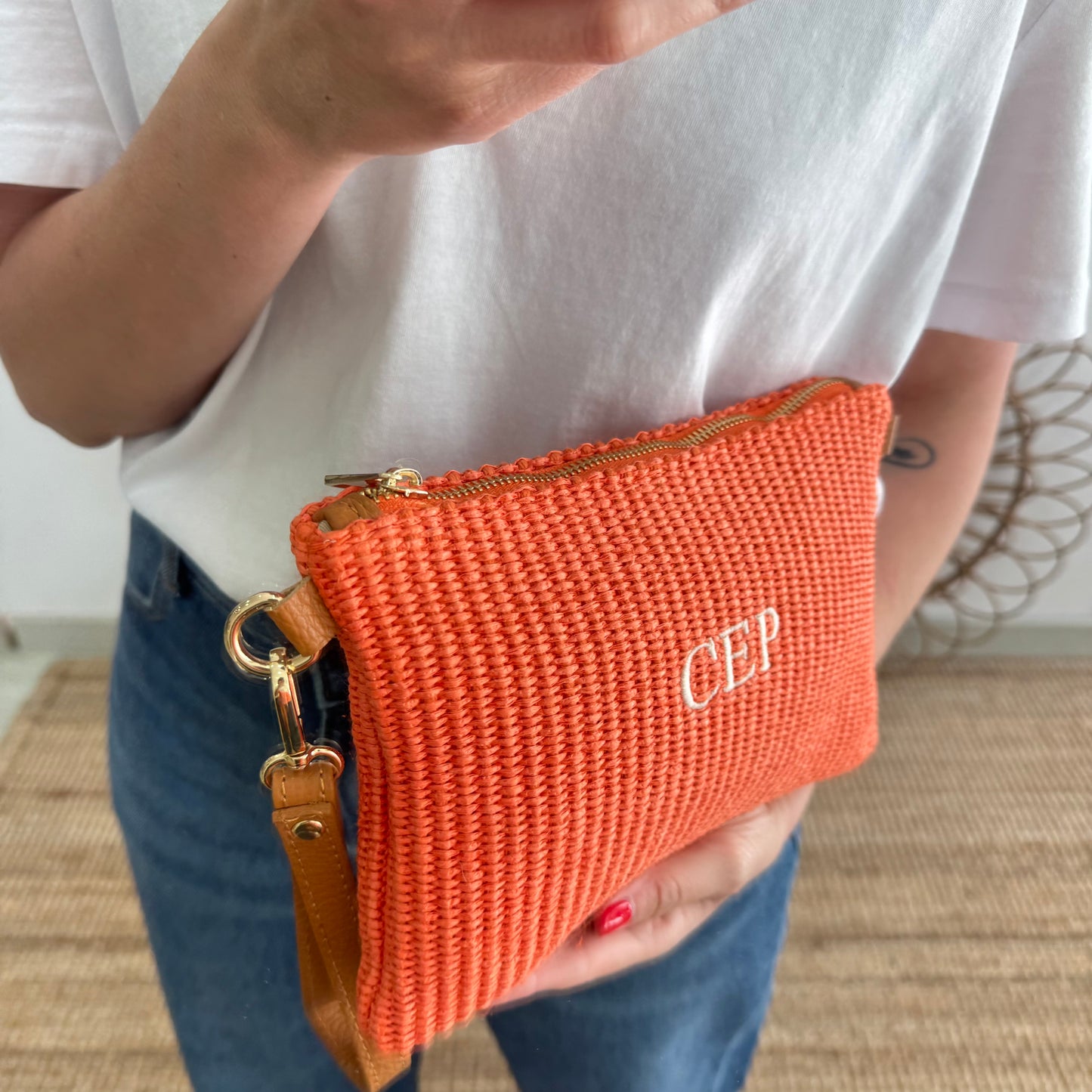 Bandolera rafia y piel naranja iniciales bordadas