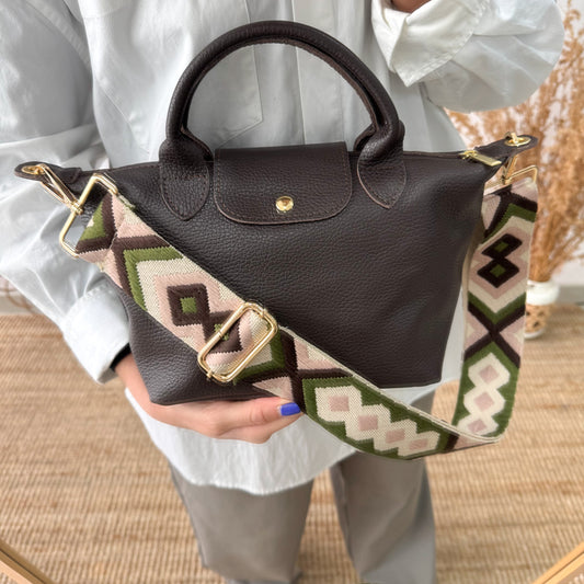 Bolso ovalado piel marrón solapa iniciales bordadas