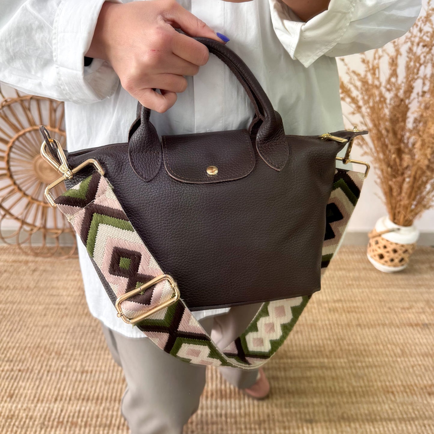 Bolso ovalado piel marrón solapa iniciales bordadas