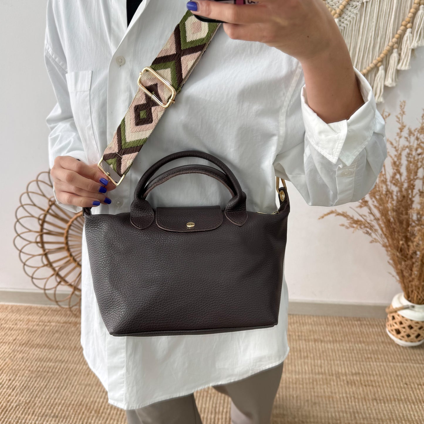 Bolso ovalado piel marrón solapa iniciales bordadas