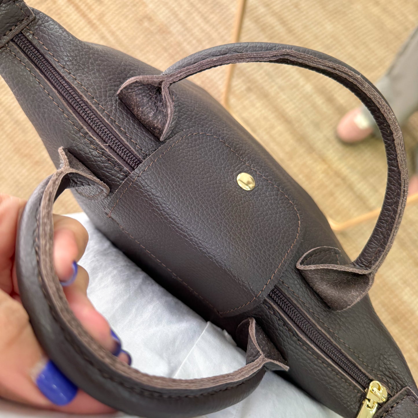 Bolso ovalado piel marrón solapa iniciales bordadas