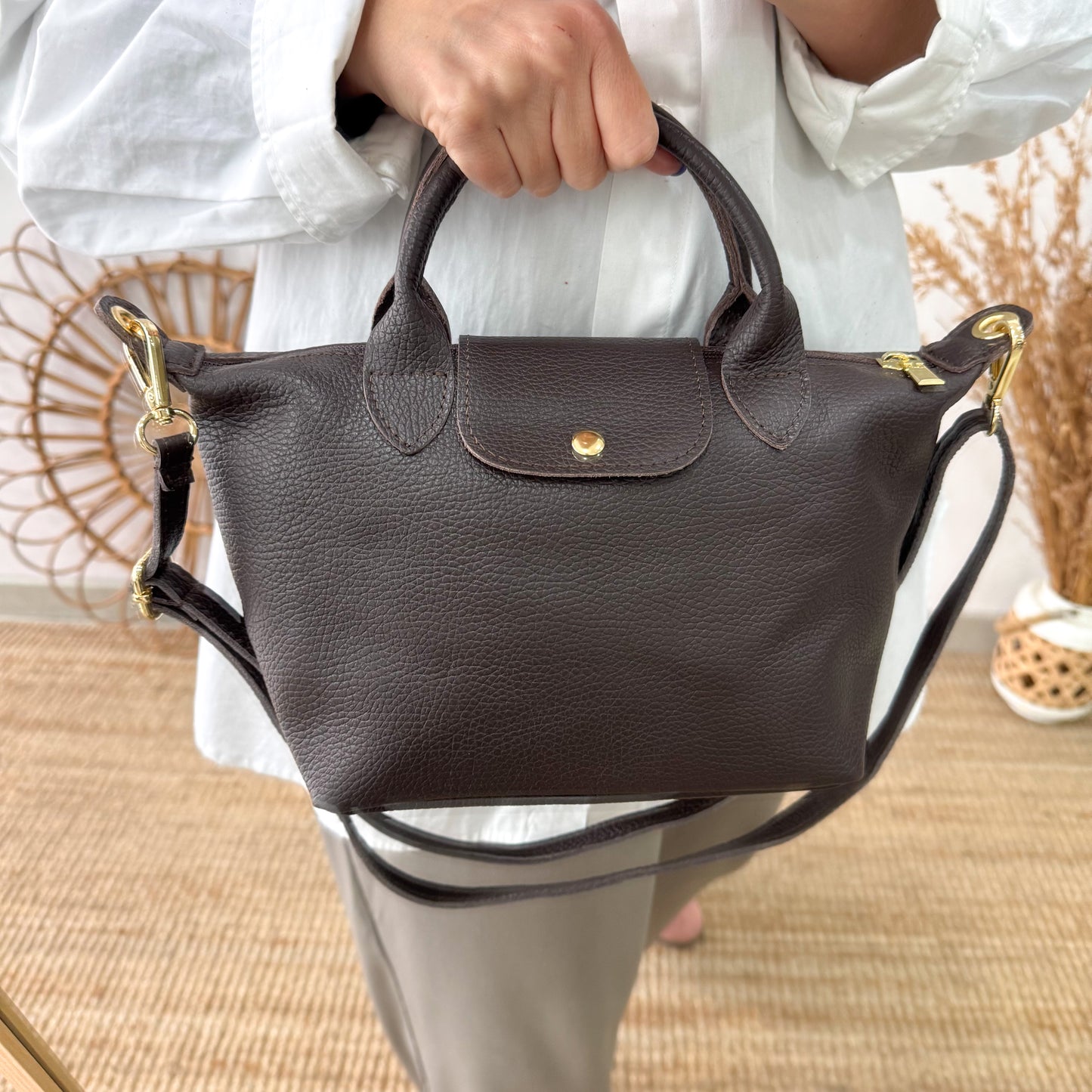 Bolso ovalado piel marrón solapa iniciales bordadas