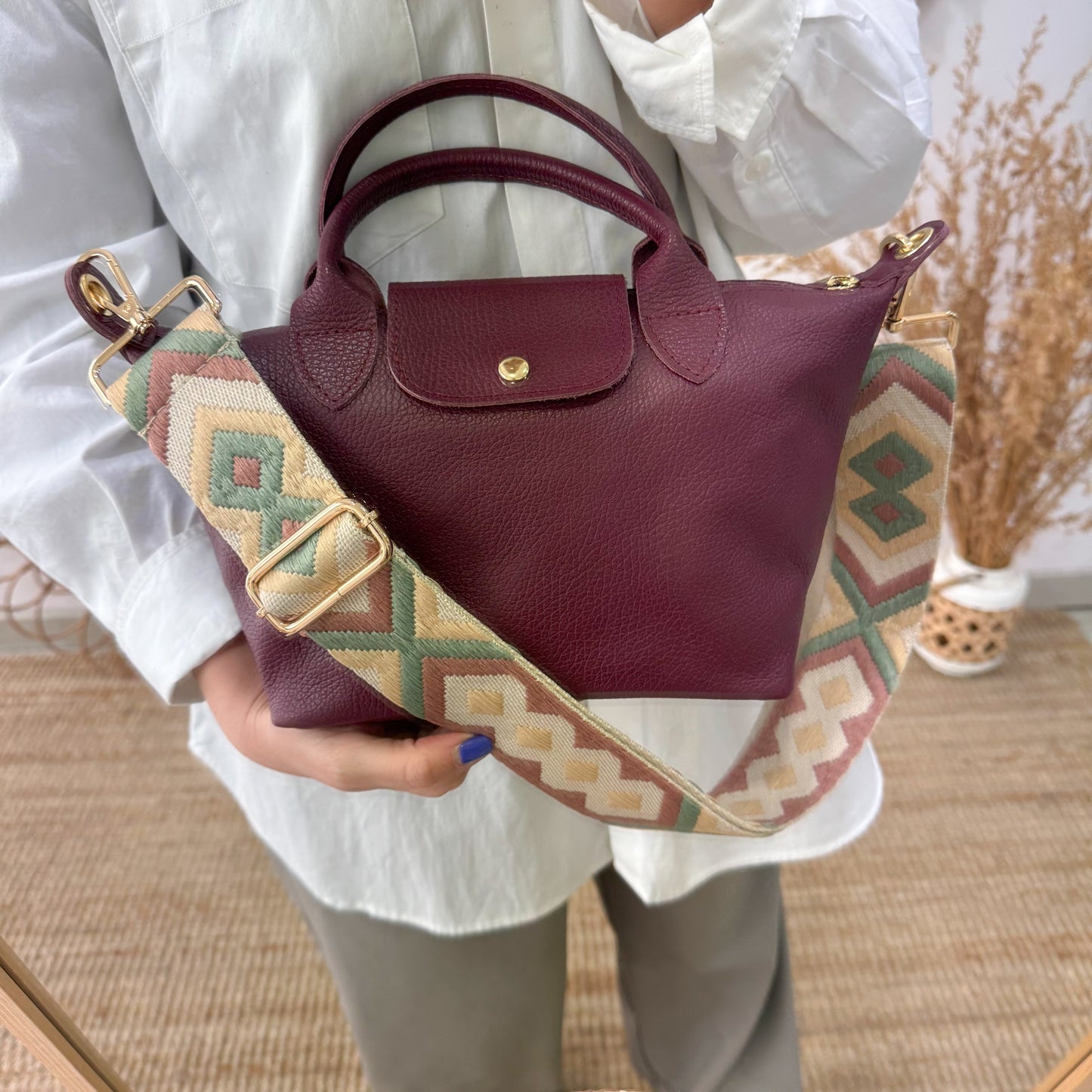 Bolso ovalado piel granate solapa iniciales bordadas