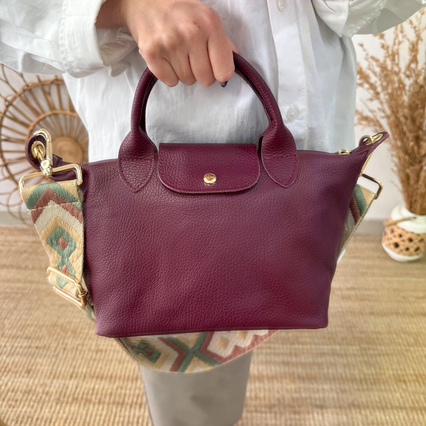Bolso ovalado piel granate solapa iniciales bordadas