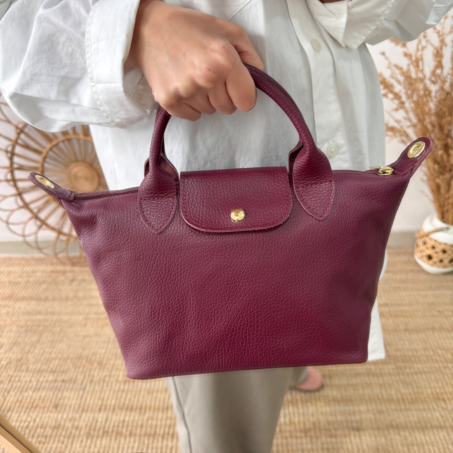 Bolso ovalado piel granate solapa iniciales bordadas