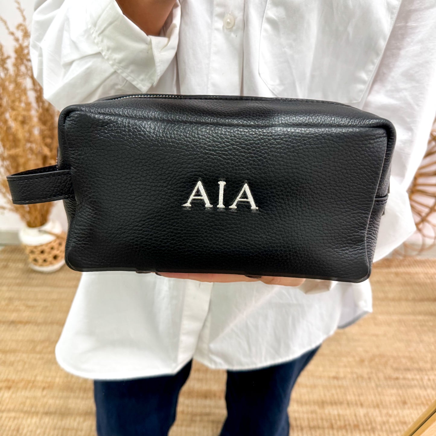 Neceser piel negro iniciales bordadas