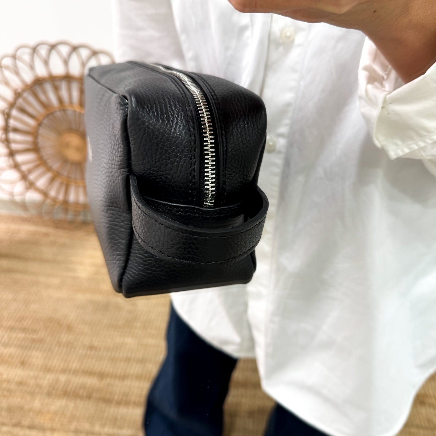 Neceser piel negro iniciales bordadas