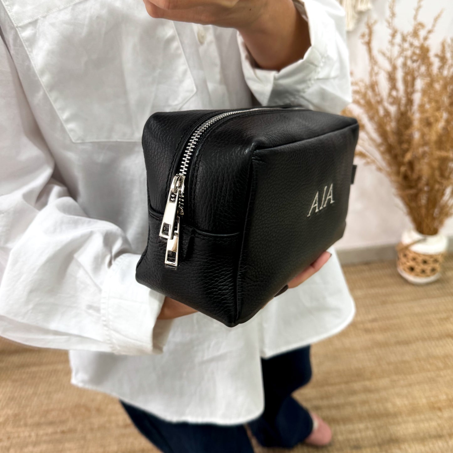 Neceser piel negro iniciales bordadas