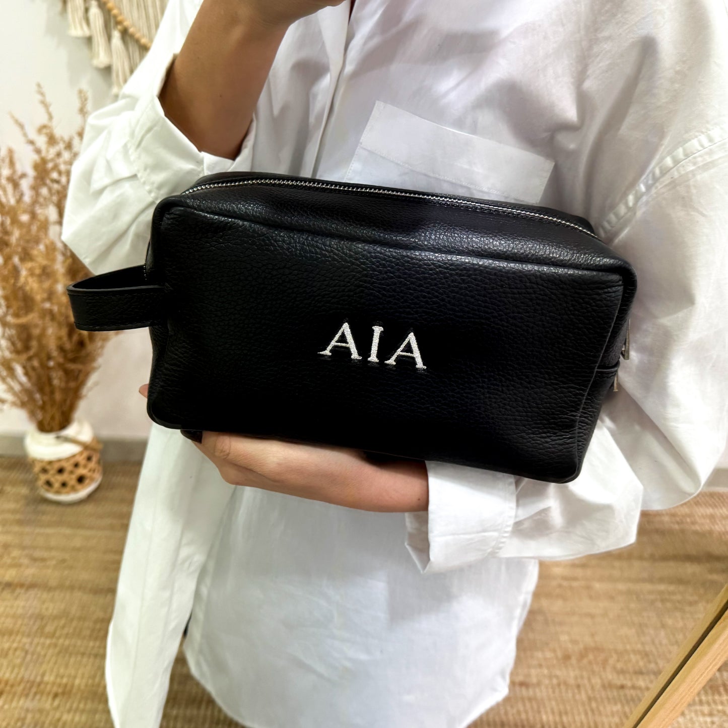 Neceser piel negro iniciales bordadas