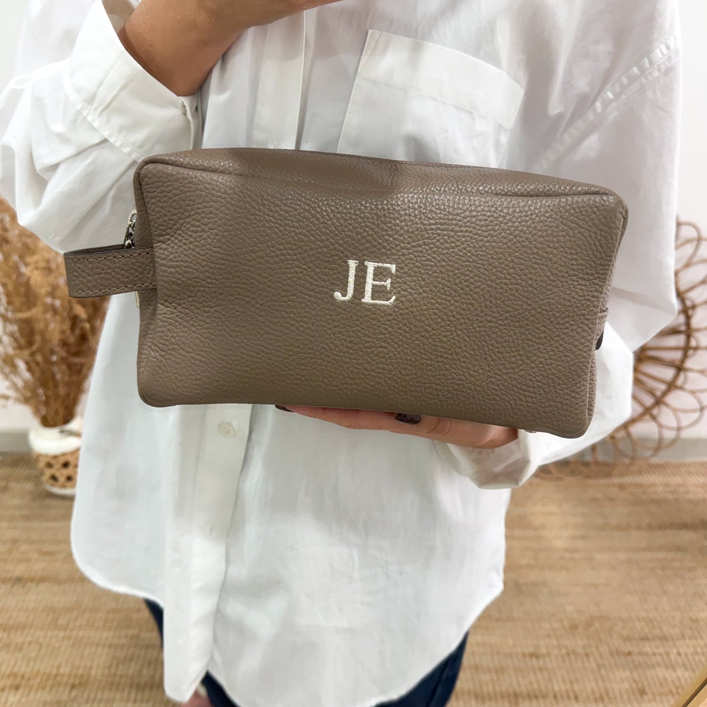 Neceser piel taupe iniciales bordadas