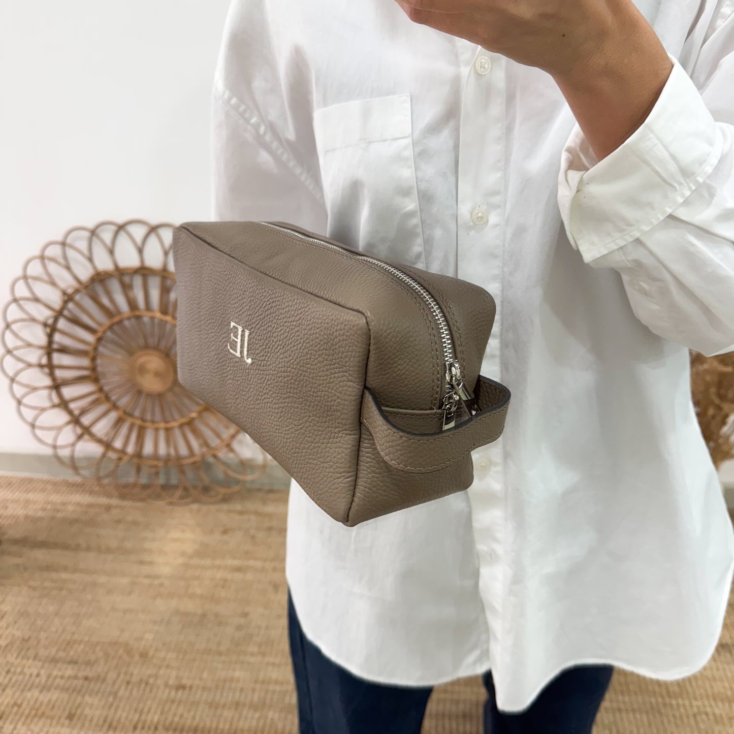 Neceser piel taupe iniciales bordadas