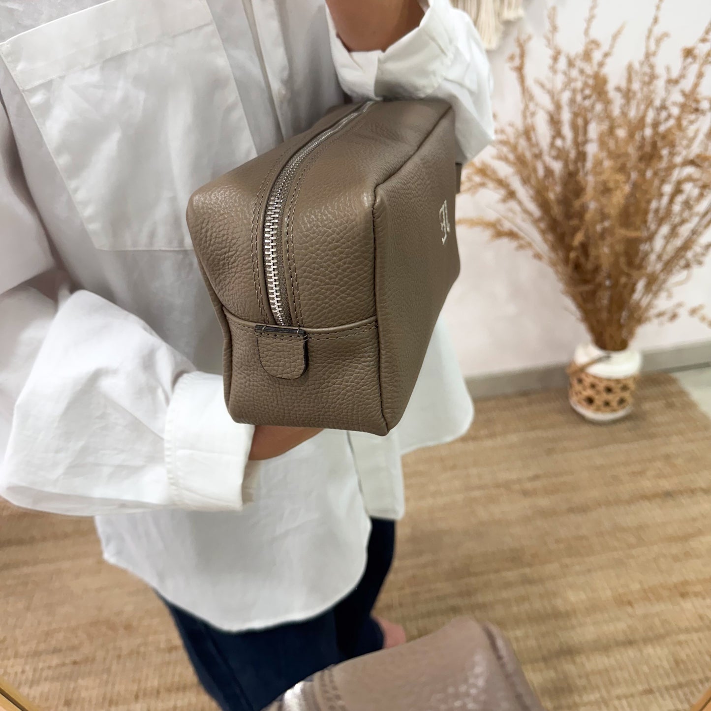 Neceser piel taupe iniciales bordadas